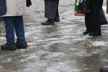 Жълт и оранжев код за поледици в пет области 