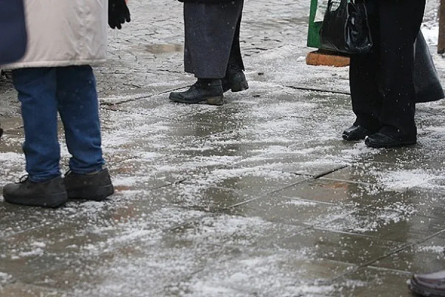 Жълт и оранжев код за поледици в пет области 