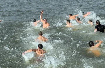 Отец Петър и кметът Хасан Азис повеждат шествието на Йордановден