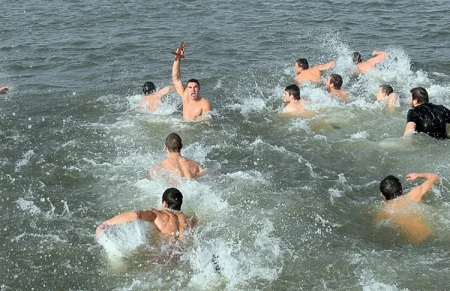 Отец Петър и кметът Хасан Азис повеждат шествието на Йордановден