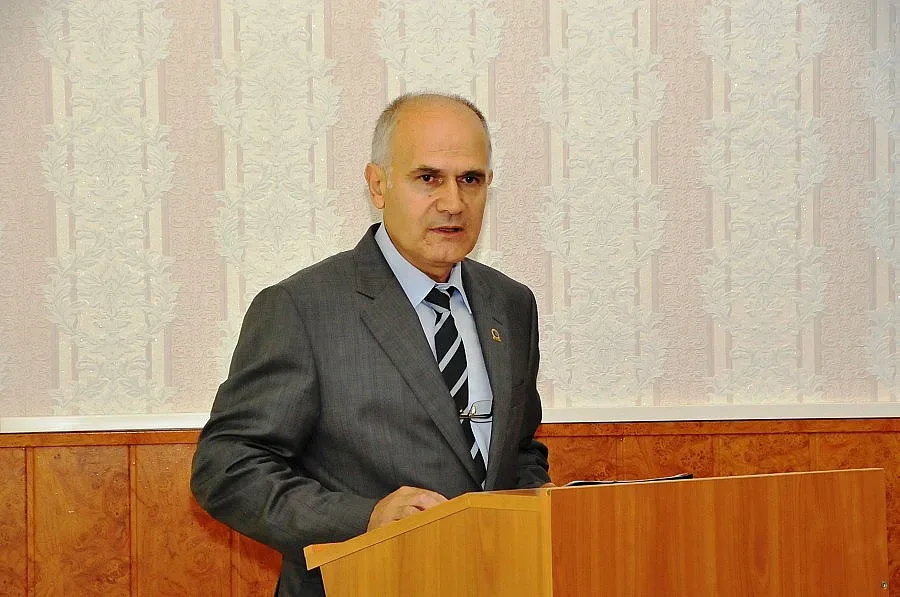 Темида с подарък за протеже на скандалния ректор Адамов