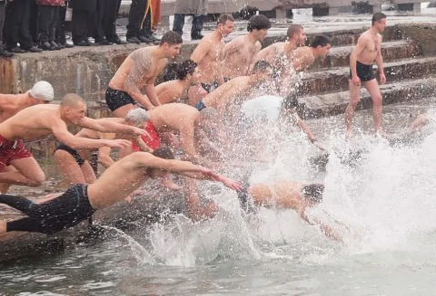 Футболисти и хандбалистки вядат Йордановския кръст от минерална вода