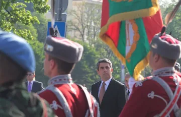 Президентът полага  венец пред Паметника на незнания воин 