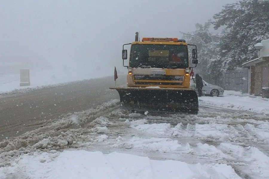 Затварят пътища при поледици