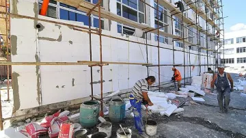 Срути се външната топлоизолация на училище в Бургас