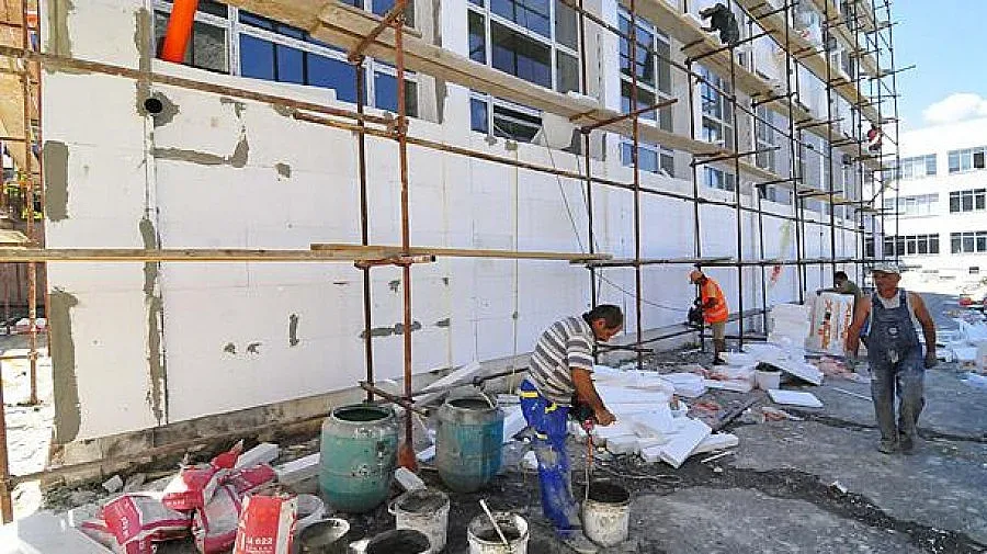 Срути се външната топлоизолация на училище в Бургас