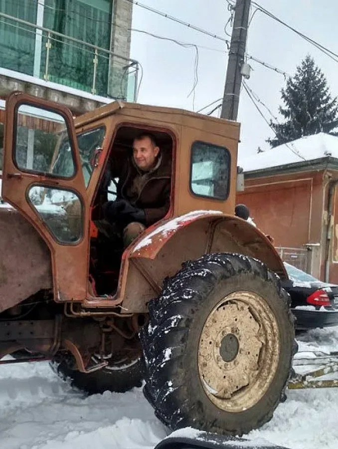 Кмет подкара снегорин и почисти сам улиците от снега