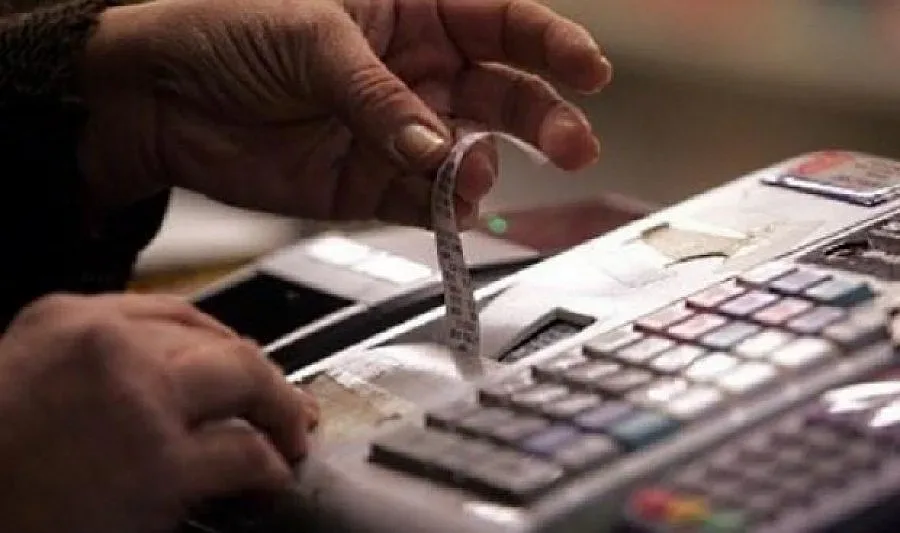 Данъчните черпят с баница и питка