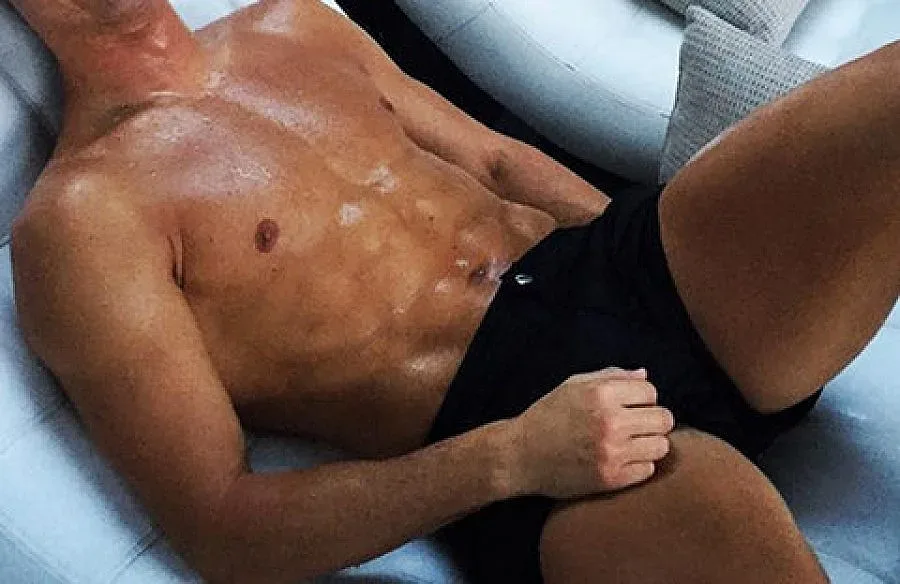 Загадката: Чий е този секси корем?