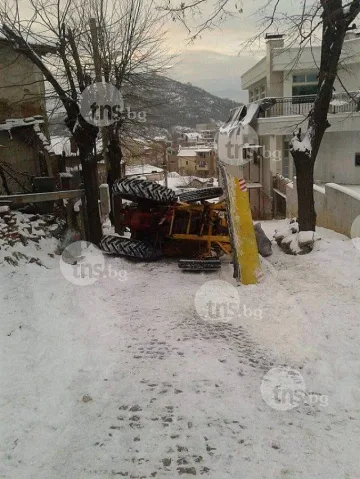 Снегорин се катурна в Пловдив, запуши улица