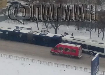 Два автобуса от градския транспорт катастрофираха в Бургас