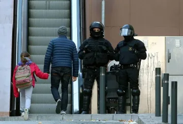 Крадци влетяха с кола през вратите на мол, спасиха съучастник