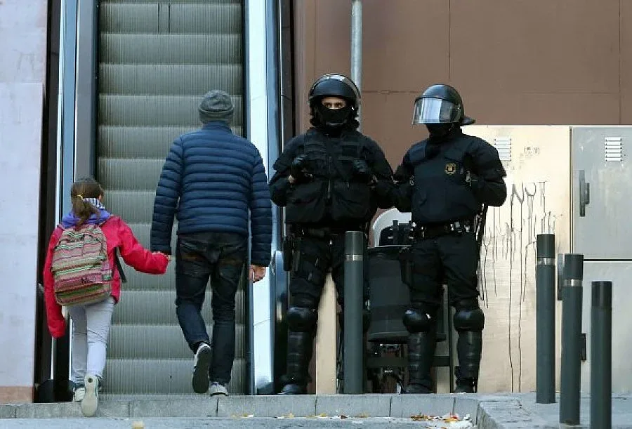 Крадци влетяха с кола през вратите на мол, спасиха съучастник