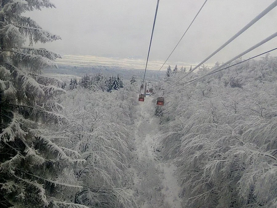 Туристи в снежна блокада на Витоша