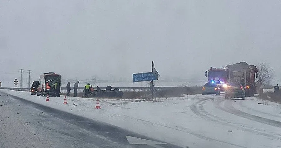 Поледица обръща коли - вижте къде