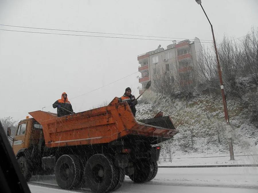 180 машини обработват пътищата в София