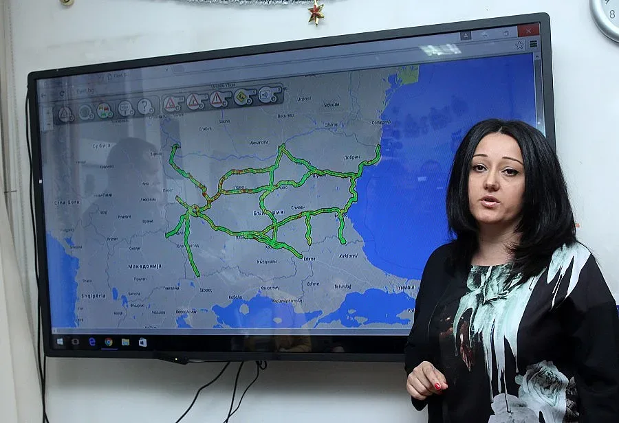 Павлова: Страната чистят над 1000 снегорина