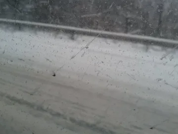 26 машини почистват пътищата в Сливенска област