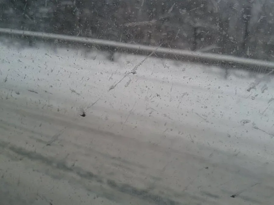 26 машини почистват пътищата в Сливенска област