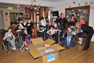 Баронеса от Германия зарадва с подаръци 70 деца в Монтана