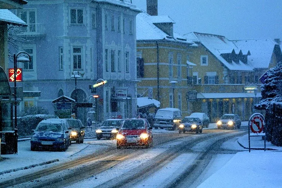 Над 70 работници и 9 машини почистиха Благоевград от снега