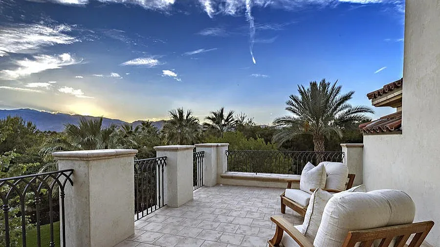 Сталоун обяви за продажба едно от именията си