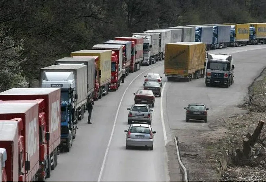 Ограничено е движението на тирове по пътищата с цел безопасност