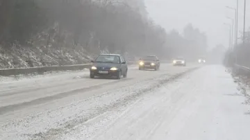 Засилено внимание по пътищата заради снега и големия трафик
