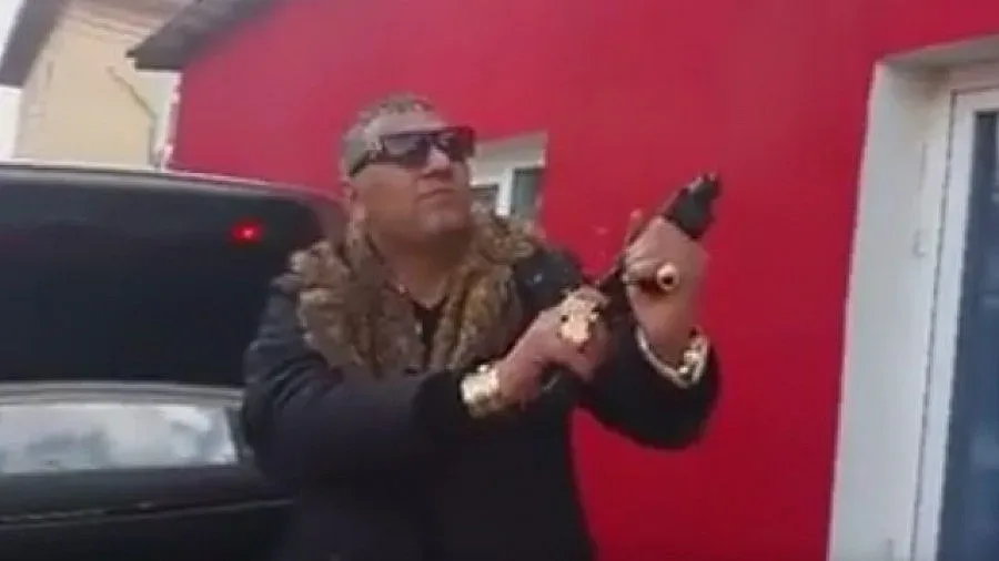 ВИДЕО: Мъж от Пазарджик с арсенал в колата, стреля във въздуха