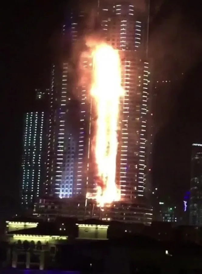 Огромен пожар в небостъргач в Дубай (ВИДЕО)