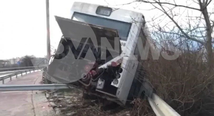 Автобус се преобърна на надлез "Надежда"