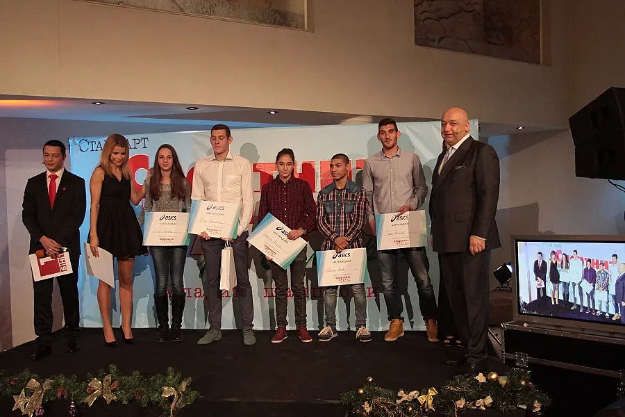 "Стандарт" заложи на младите