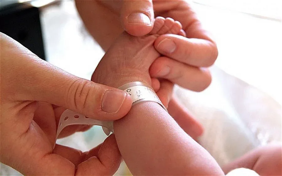 Чудо! Бебе се роди в WC на влак, падна на релсите и оцеля