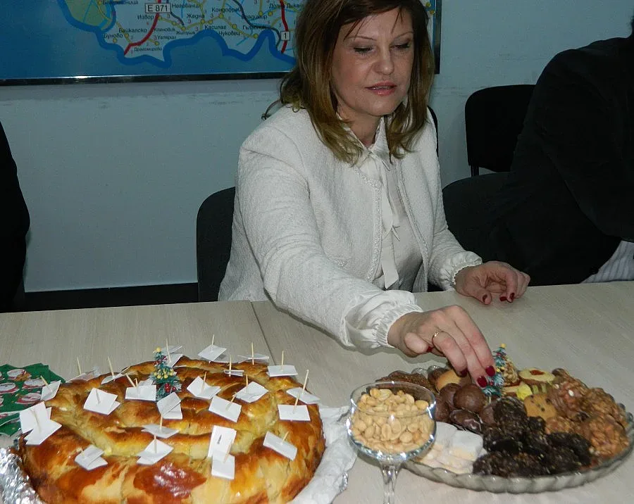 Ирена Соколова черпи с герберсака баница