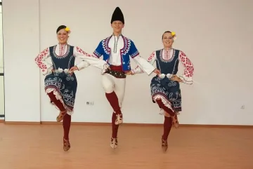 С кръшни хора и наздравици посрещат Новата 2016 г. в Добруджа