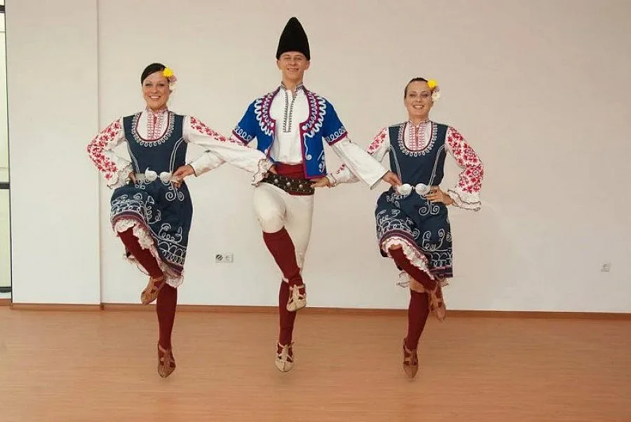 С кръшни хора и наздравици посрещат Новата 2016 г. в Добруджа