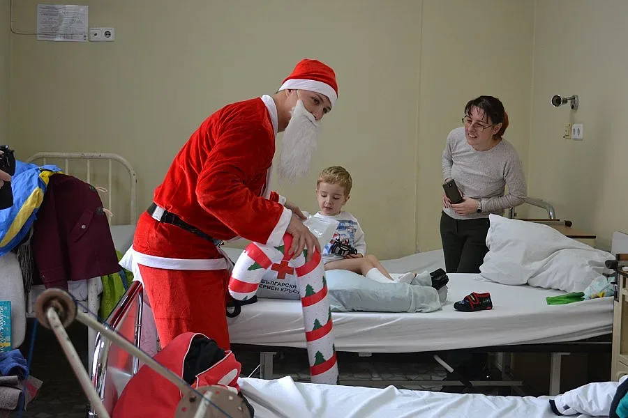БЧК зарадва болни деца за празниците