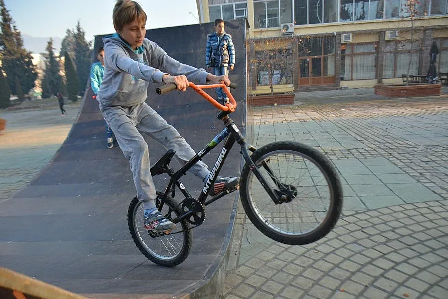 Деца се радват на рампа за колела в Симитли