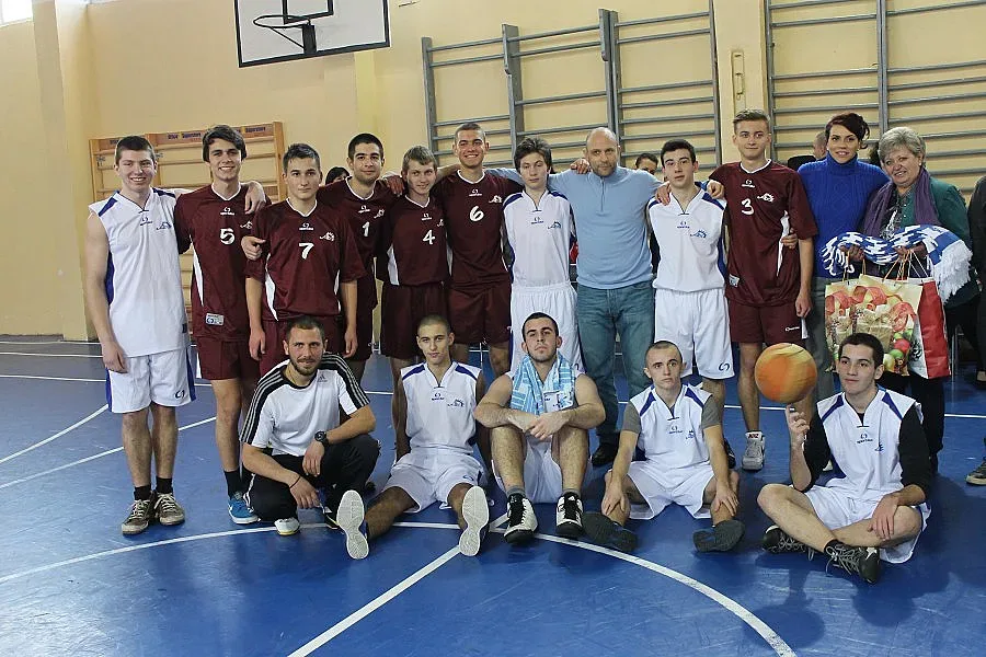 Тити Папазов, певец и баронеса подкрепиха децата с диабет в Кърджали