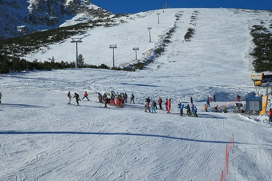 90 алпийци ще стартират в слаломите за купа „Юлен"