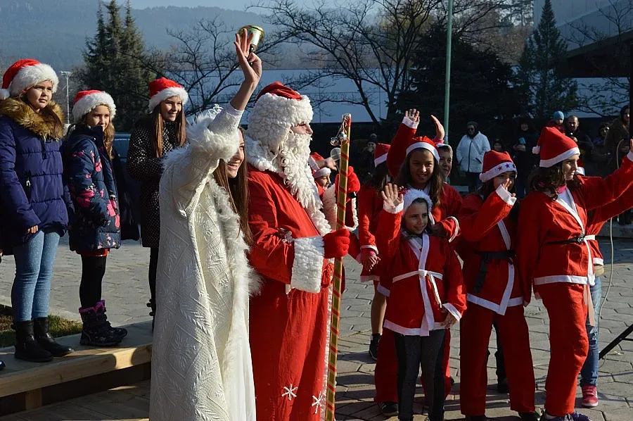 Коледно хоро с Вълшебния старец, Снежанка и джудежатата