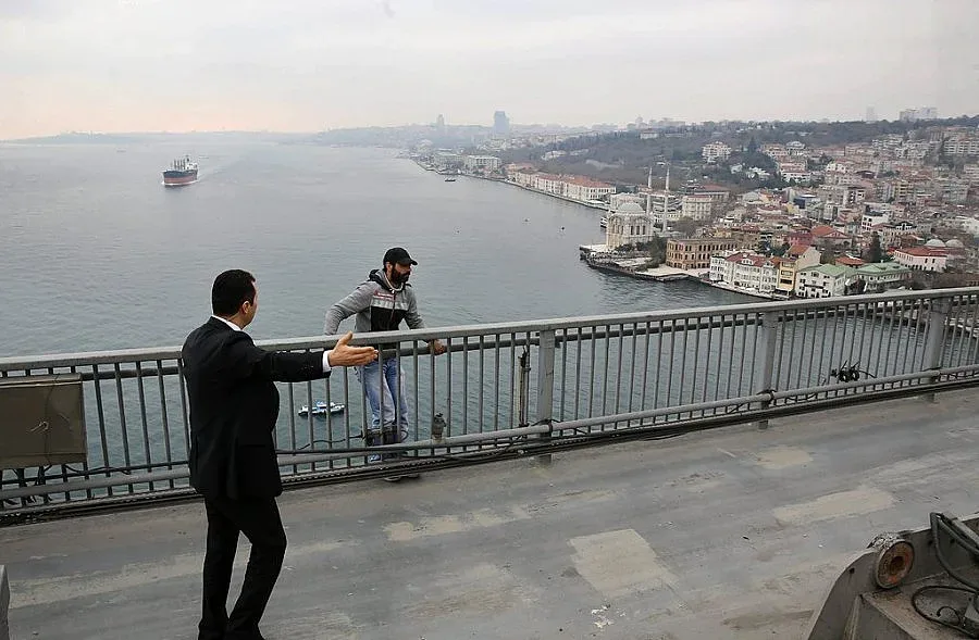 Конвоят на Ердоган спаси мъж от самобуийство