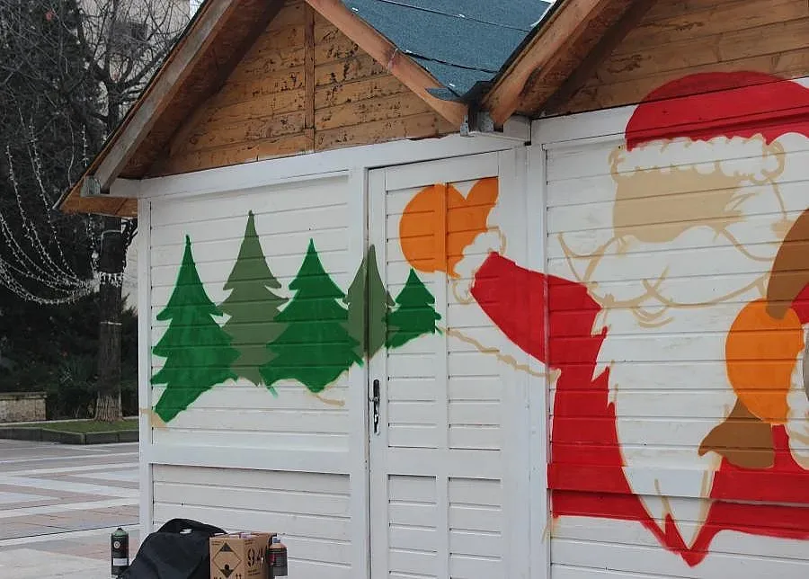 Вкусни мръвки в коледни къщички