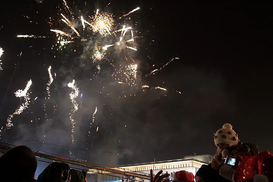 Не пускат пияни купонджии на площада