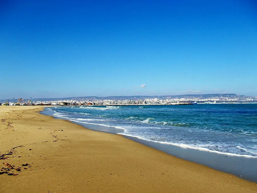 Варненци на плаж преди Коледа