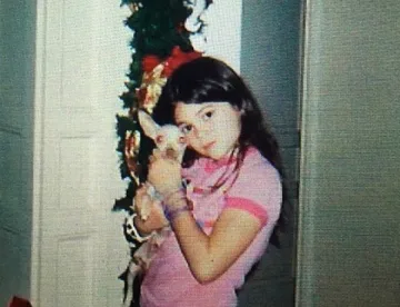 Загадката: И сексапилната певица е..