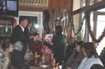 Преди Коледа кметът на Кърджали Хасан Азис дари девет кръгли сираци 