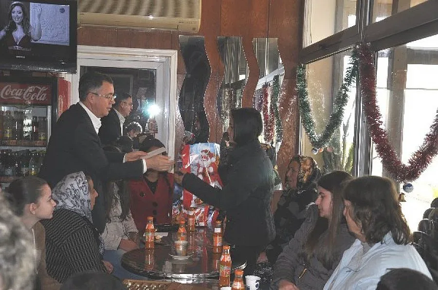 Преди Коледа кметът на Кърджали Хасан Азис дари девет кръгли сираци