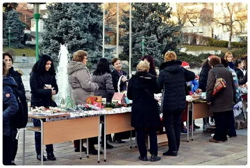 Коледен базар в Сандански подкрепя деца в нужда