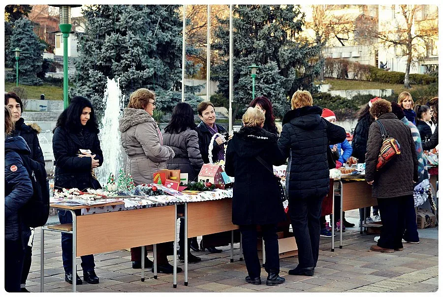 Коледен базар в Сандански подкрепя деца в нужда